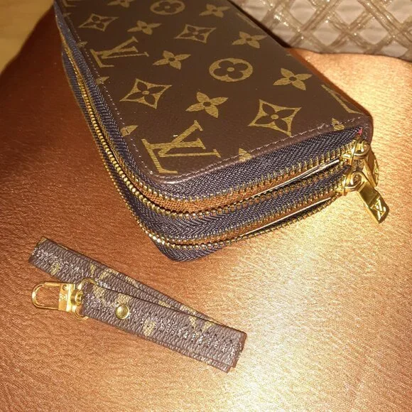 LOUIS VUITTON LV MONOGRAM ZIPPY WALLET - Picture 4 of 10